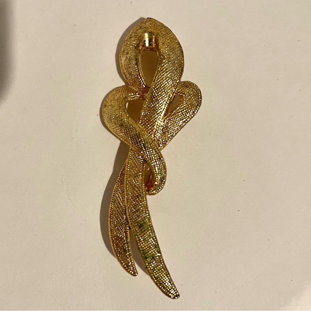 Vintage Unstamped Women’s Gold Tone Ribbon Shaped Brooch / Pin Costume Jewelry